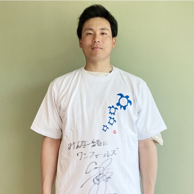 広島東洋カープ所属 栗林良吏投手のサイン入りTシャツ【2024沖縄キャンプ】