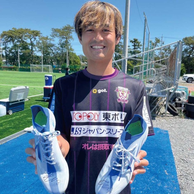 藤枝MYFC所属 岩渕良太選手のサイン入りシューズ - ONEs Auction